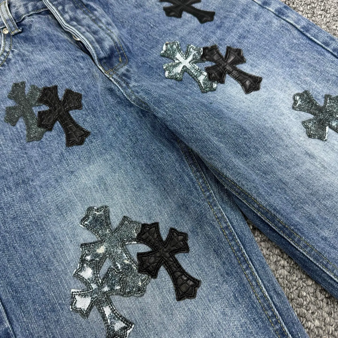 P280 Style No.: H823 Chrome Hearts & Chrome Hearts Blue Bull Starry Sky patchwork leather cross jeans - using starry sky theme patchwork leather elements, mostly presented in the shape of a cross, with glitter on the surface of the leather, which is dazzling under the light. The unique design has simple and elegant details, exquisite workmanship, the entire trousers are neatly routed, and the details are in place! It’s so cool that both men and women can easily control the genderless trend!  Color: blue Size: S-M-L-XL-XXL